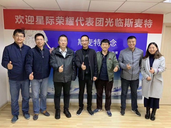 與客戶(hù)合影留念